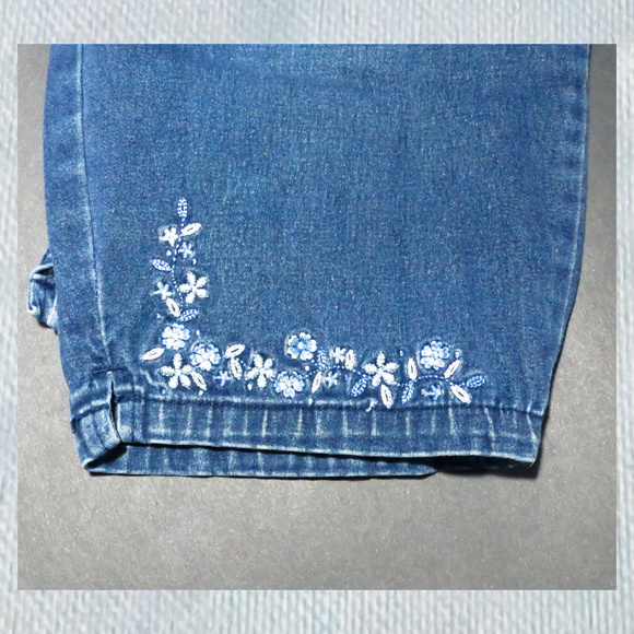 Capri Stretch Jeans w/Flowers - Picture 3 of 4